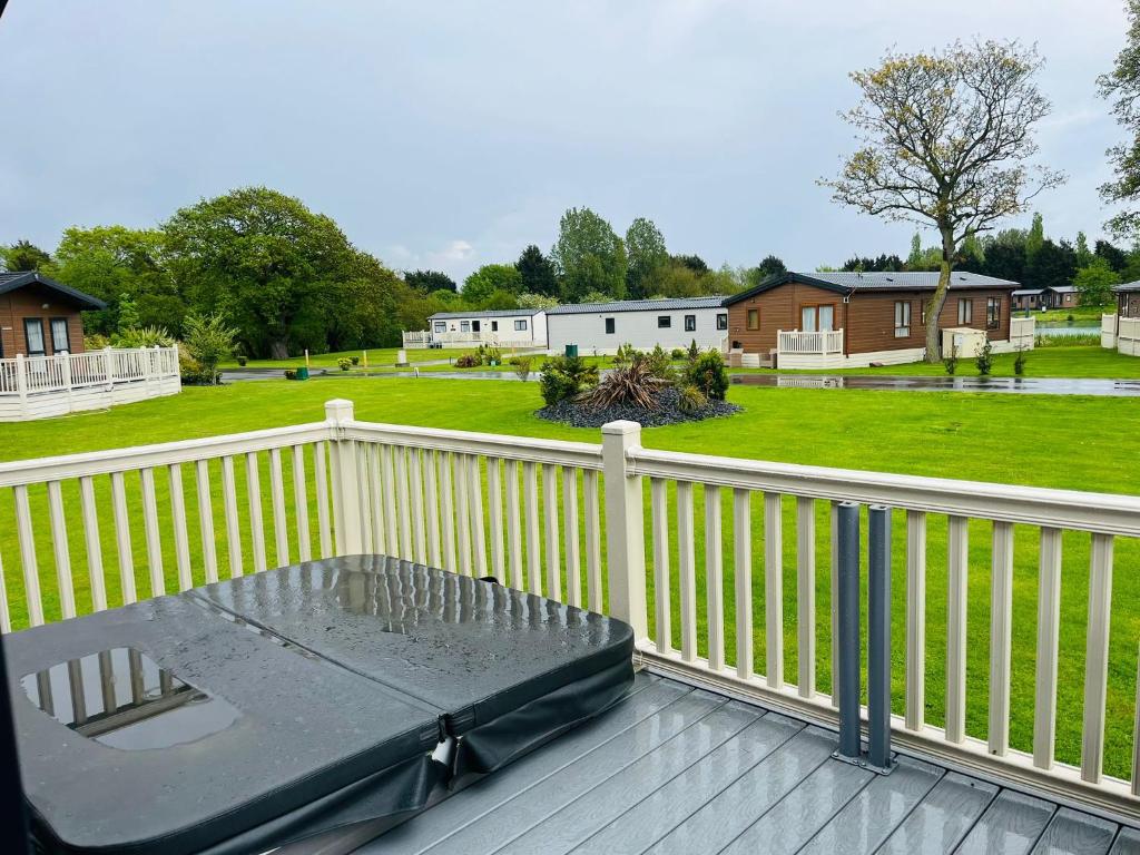 Fotografie z fotogalerie ubytování Moore Lodge with Hot Tub v destinaci Barmby on the Moor