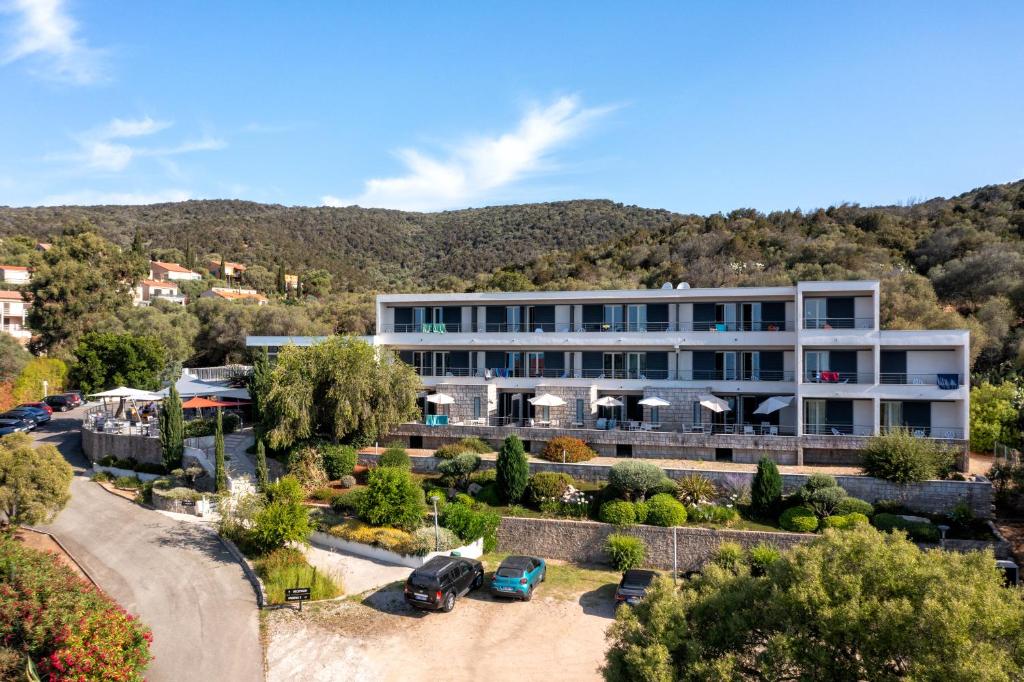 Nespecifikovaný výhled na hory nebo výhled na hory při pohledu z hotelu