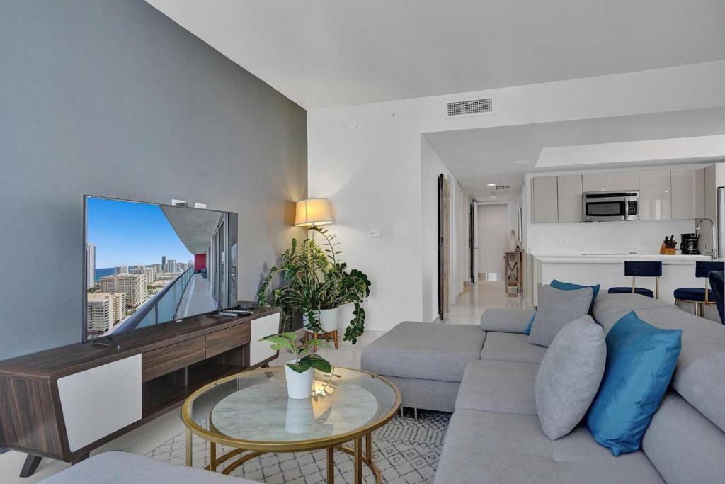 Stunning Beach Resort Large 4BR 3BA Condo 24 FL, Hallandale Beach