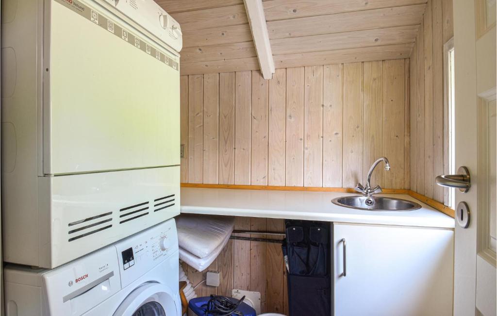 Kuchyň nebo kuchyňský kout v ubytování Holiday Home Sydskrænten Oksbøl Denmark