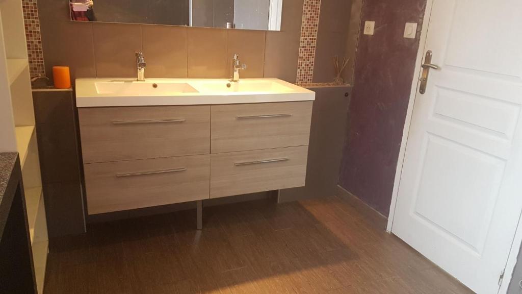 y baño con lavabo y espejo. en Casa corti en Corte