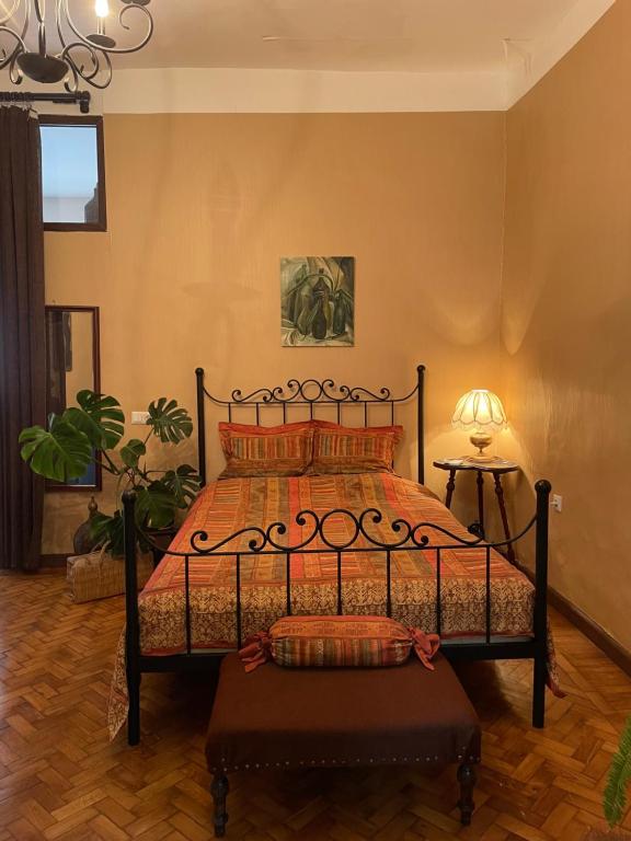 เตียงในห้องที่ Tbilisi Loves You Apartment