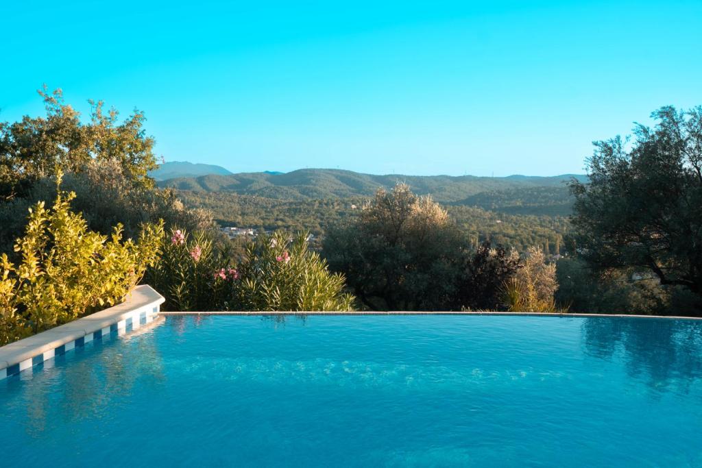 a swimming pool with a view of the mountains at Les Lodges de Saint Cassien 2 in Montauroux