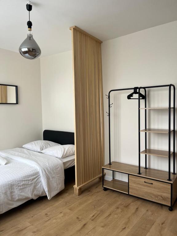 Schlafzimmer mit einem Bett und einem Spiegel in der Unterkunft Appartement plein centre ville d’Alfortville in Alfortville