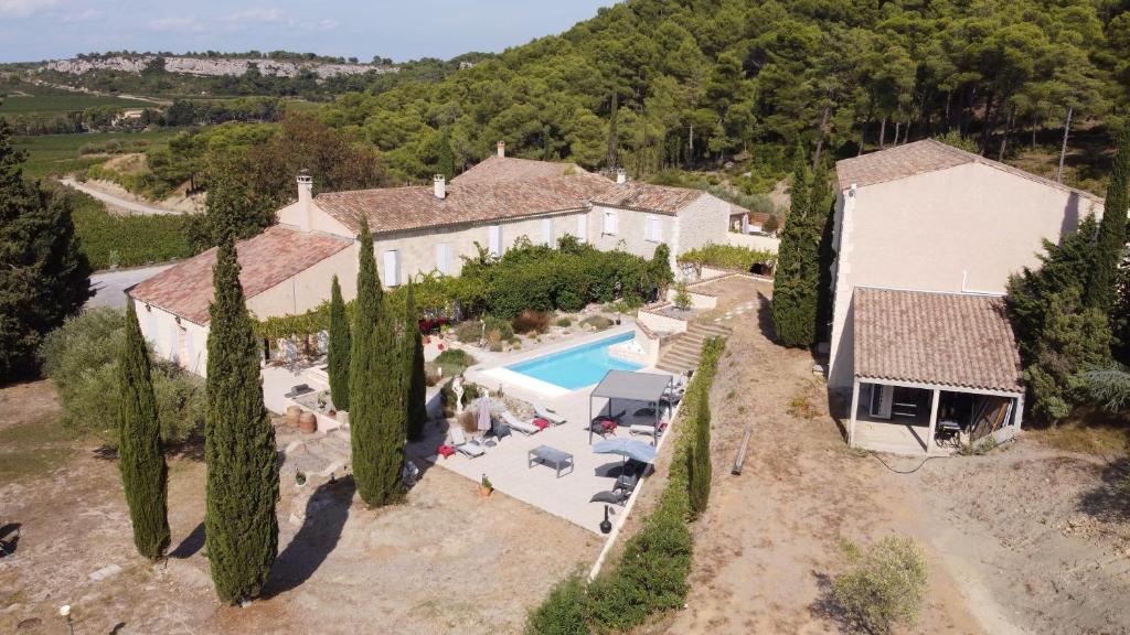 - une vue aérienne sur une maison avec une piscine dans l'établissement Château Catherine de Montgolfier B&B, à Narbonne