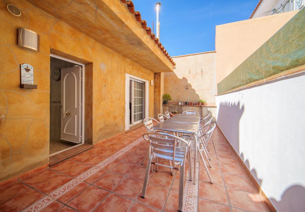 Il dispose d'une terrasse avec une table et des chaises. dans l'établissement HomeHolidaysRentals Dita- Costa Barcelona, à Palafolls