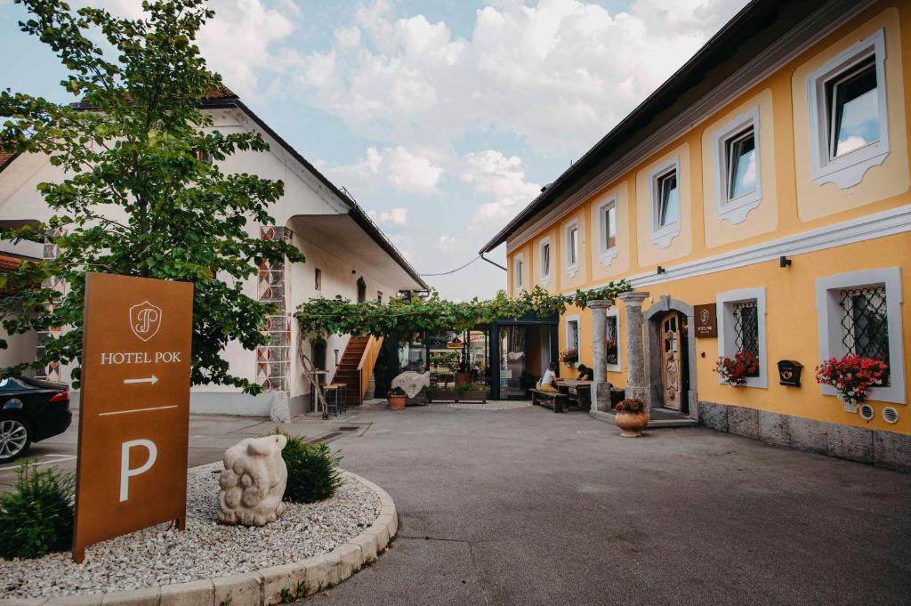 een gebouw met een bord in het midden van een straat bij Hotel Pok Garni in Brezovica