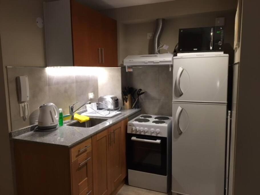a kitchen with a white stove and a refrigerator at Apartamento Céntrico, ideal p/ pareja de viajeros in San Carlos de Bariloche