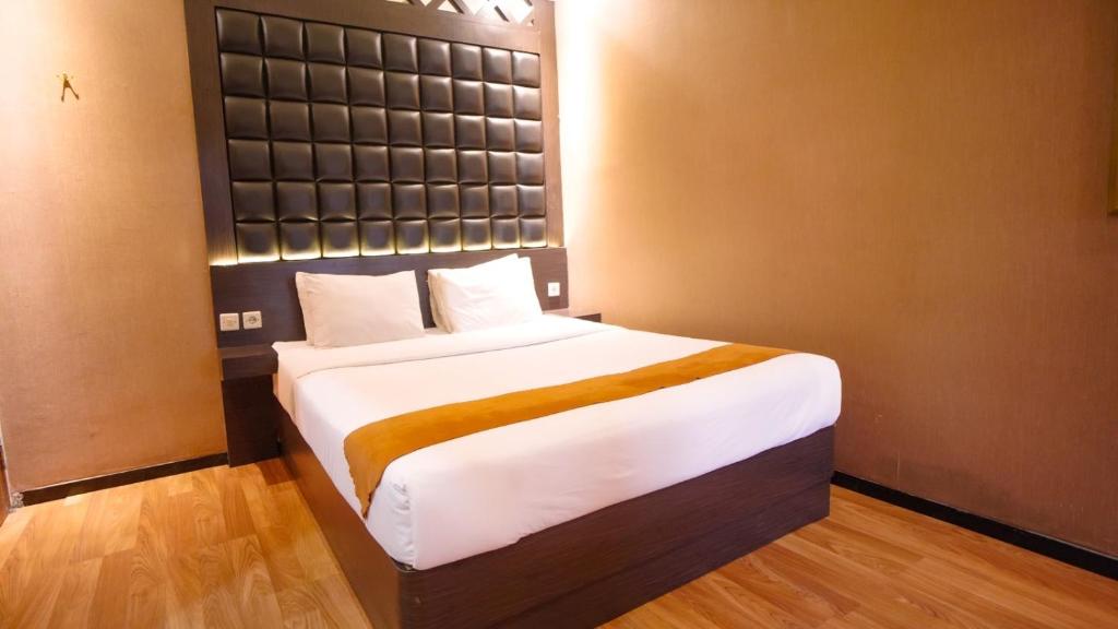 A bed or beds in a room at Hotel Pondok Asri