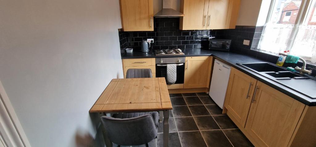 Kuchyň nebo kuchyňský kout v ubytování APARTMENT in CENTRAL DONCASTER
