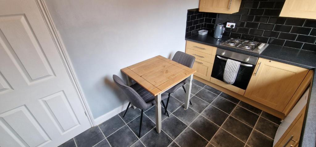 Kuchyň nebo kuchyňský kout v ubytování APARTMENT in CENTRAL DONCASTER