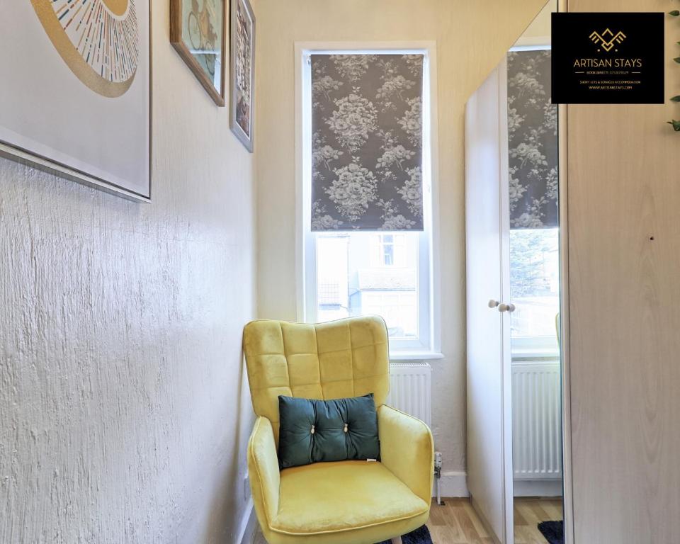 Posezení v ubytování Stunning Tropical Oasis in Southend-on-Sea By Artisan Stays I Weekly or Monthly Stay Offer I Free Parking I Sleeps 7