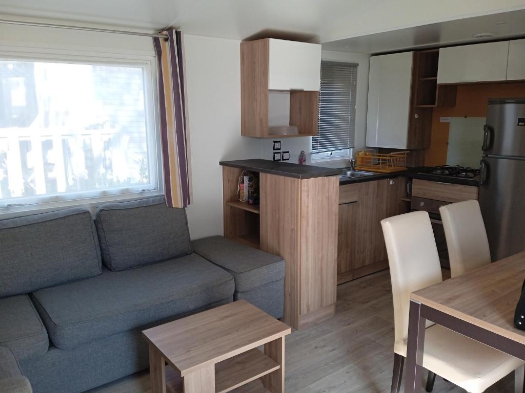 Köök või kööginurk majutusasutuses MOBIL-HOME 6-8 pers, Domaine de Kerlann 4*