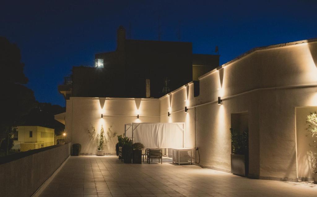 een wit gebouw met 's nachts verlichting bij Lucana Rooftop in Matera