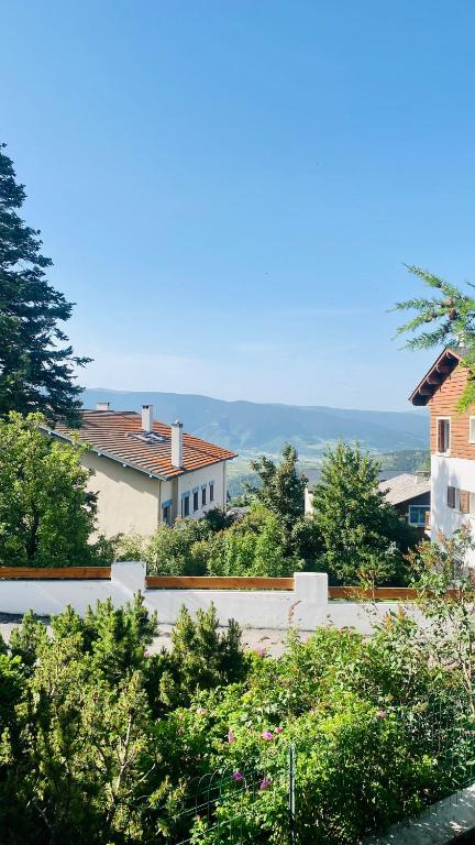 - une vue sur une maison avec des arbres et des bâtiments dans l'établissement Font-Romeu : T2 avec grande terrasse et garage, à Font-Romeu-Odeillo-Via