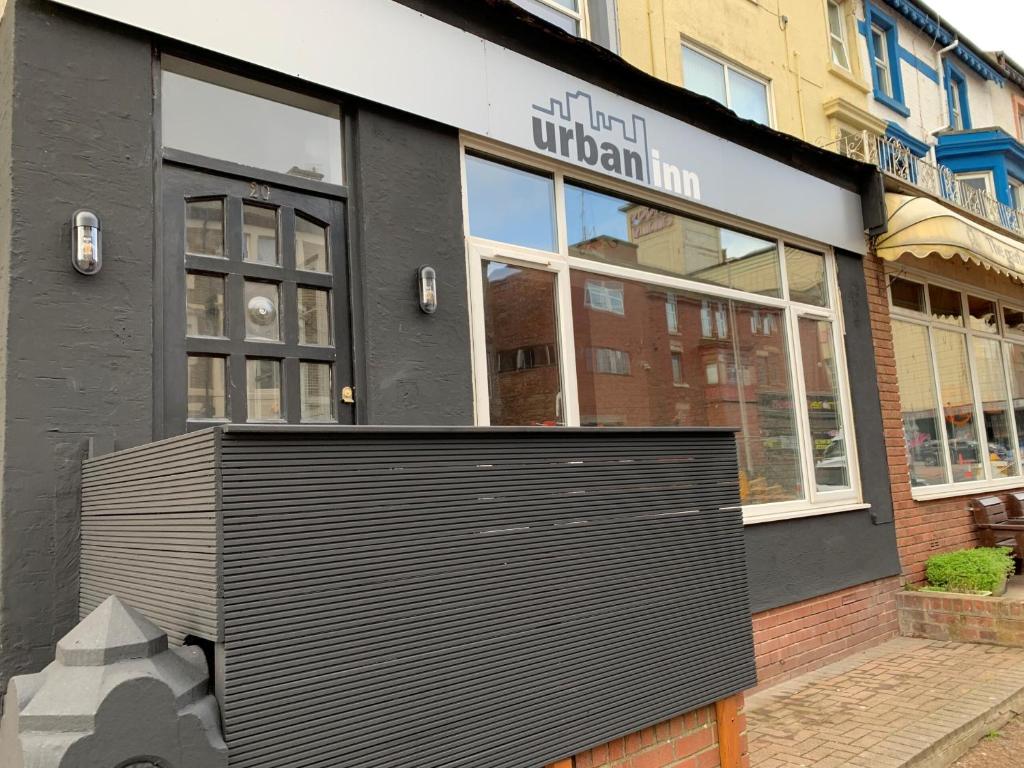 un negozio con una grande porta nera di Urban Inn a Blackpool