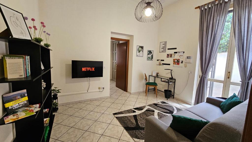 sala de estar con sofá y TV en CASA OLTREPO silenziosa comoda centrale e parcheggio interno, en Casteggio