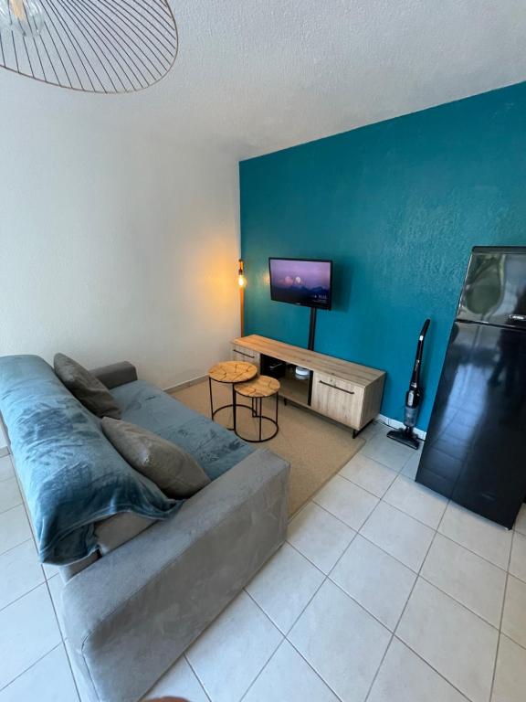 a living room with a couch and a flat screen tv at Appartement en résidence-Avignon in Avignon