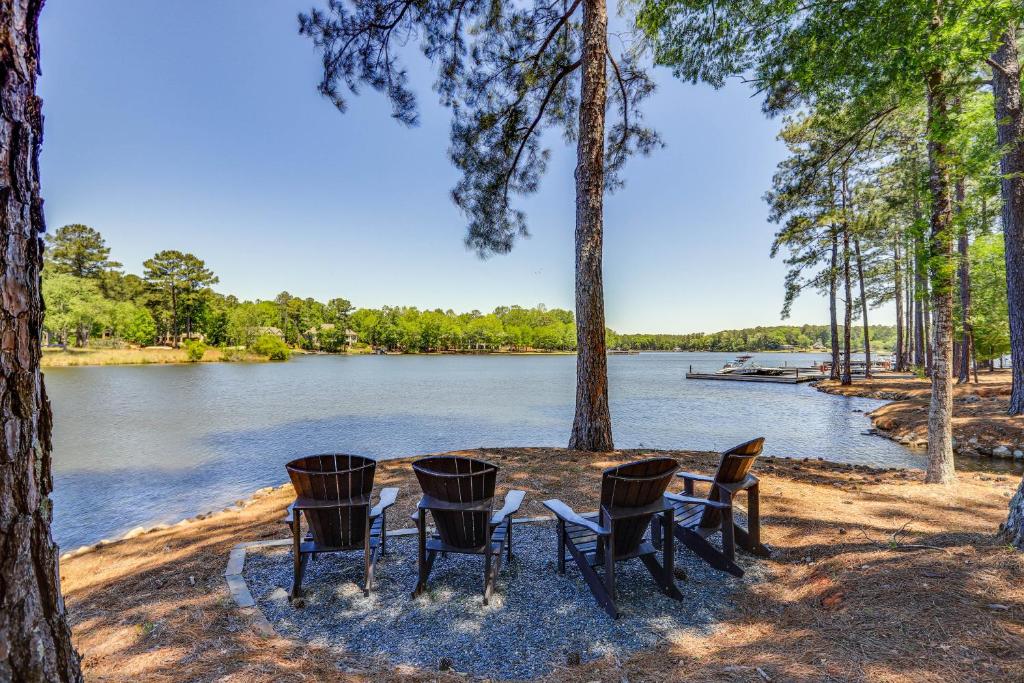 - un groupe de chaises et une table à côté d'un lac dans l'établissement Lakefront Oconee Vacation Rental with Patio and Views!, à Greensboro