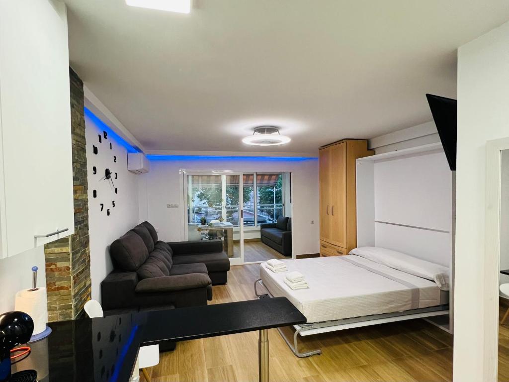 sala de estar con cama y sofá en Hany apartment Ducado 2-I, en Benidorm