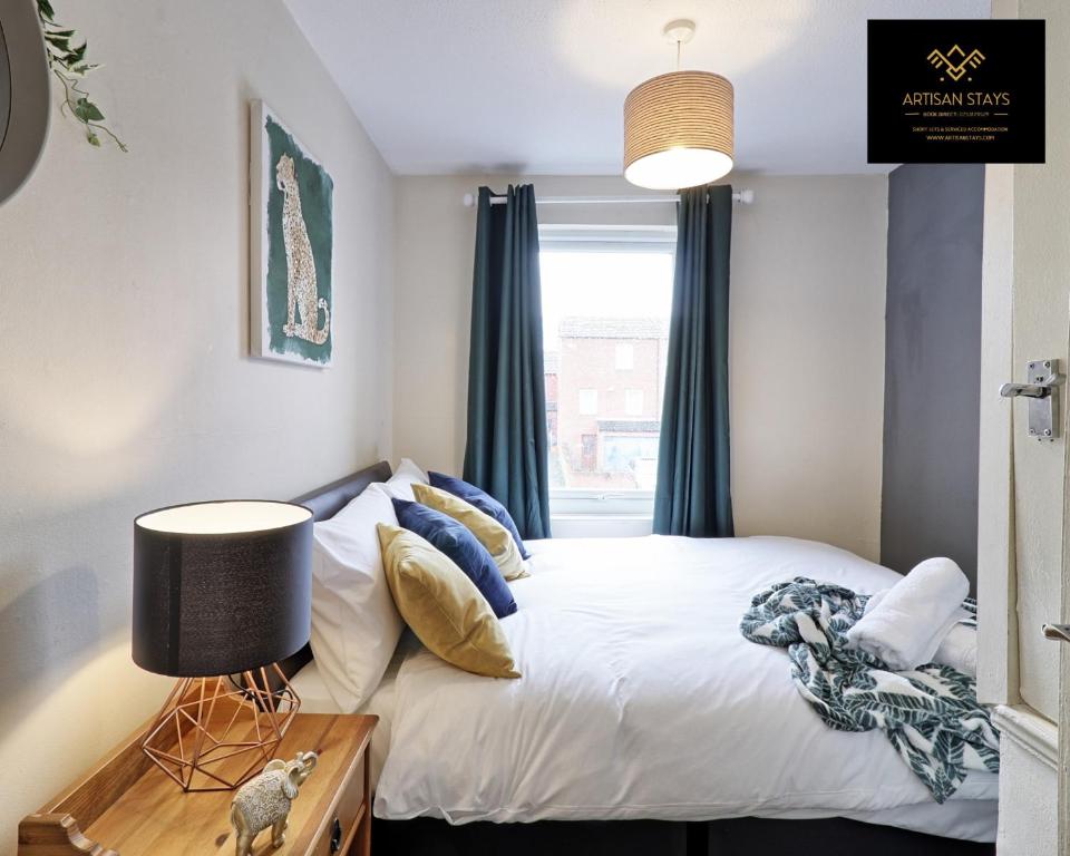 1 dormitorio con cama y ventana en The Gem of Basildon By Artisan Stays I Free Parking I Sleeps 6 I Relocation or Business en Basildon