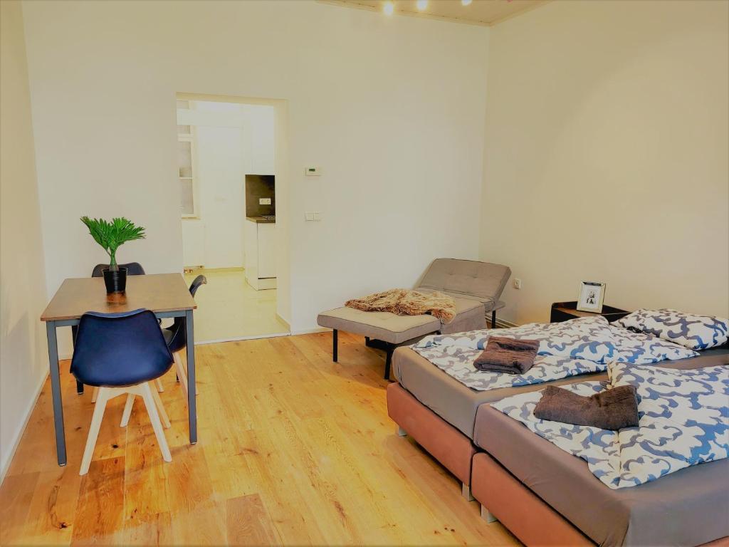 A bed or beds in a room at Donaufelder City Apartment
