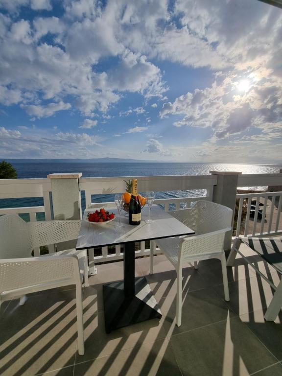 a table with a bowl of fruit on a balcony at Apartmani Apollo - Drasnice in Drasnice