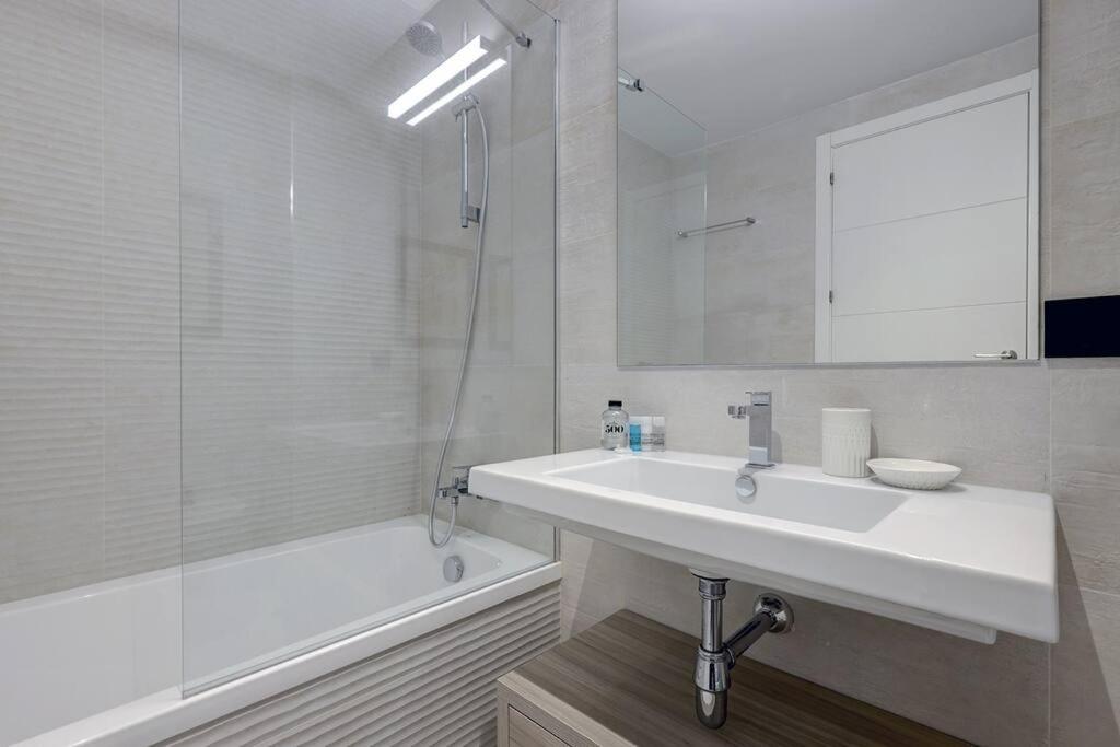 Kúpeľňa v ubytovaní Ground floor 4 Bedroom Apartment @ Estepona Hills!