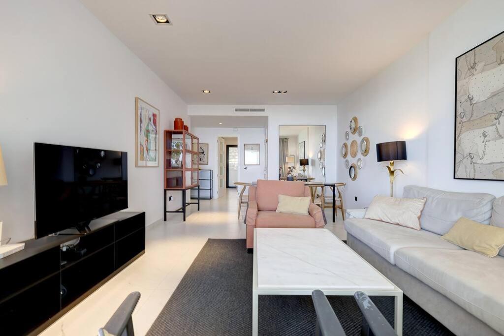 Televízia a/alebo spoločenská miestnosť v ubytovaní Ground floor 4 Bedroom Apartment @ Estepona Hills!