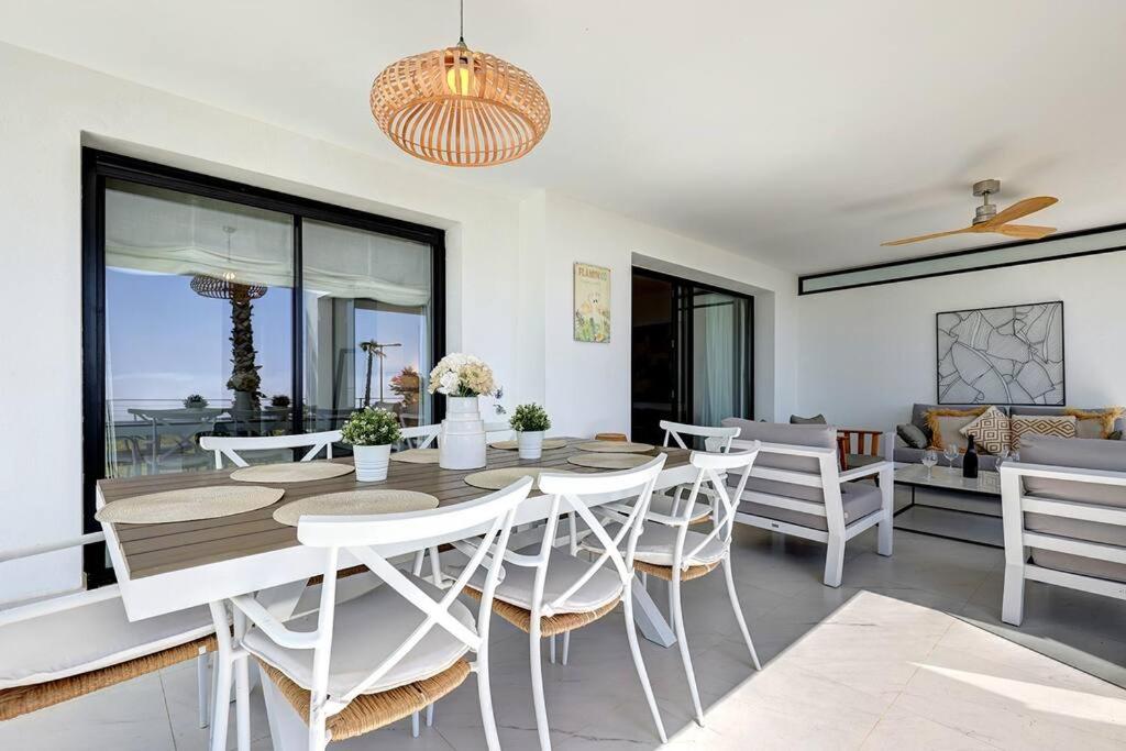 Posedenie v ubytovaní Ground floor 4 Bedroom Apartment @ Estepona Hills!