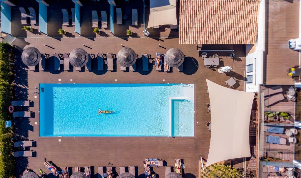 einen Blick über den Pool in einem Resort in der Unterkunft Lagos Atlantic Hotel in Lagos