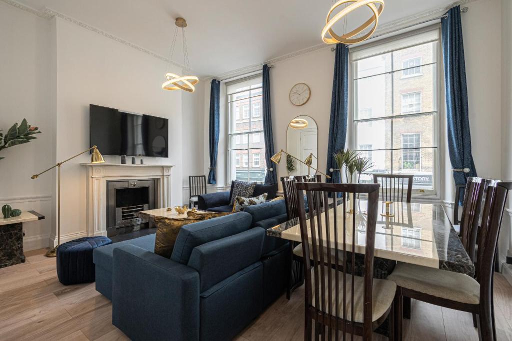 een woonkamer met een bank en een tafel bij Spacious and Comfy 4 Bedroom House near Oxford Street and marble Arch in Londen