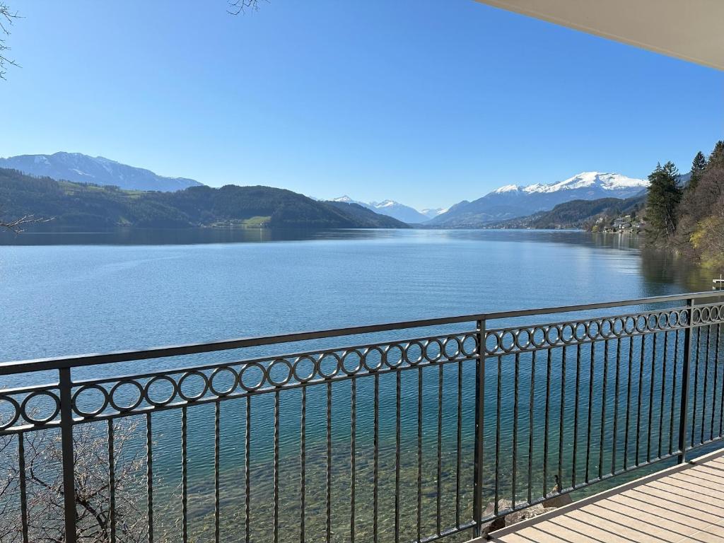 una vista de un cuerpo de agua con montañas en Seefels Appartements en Döbriach