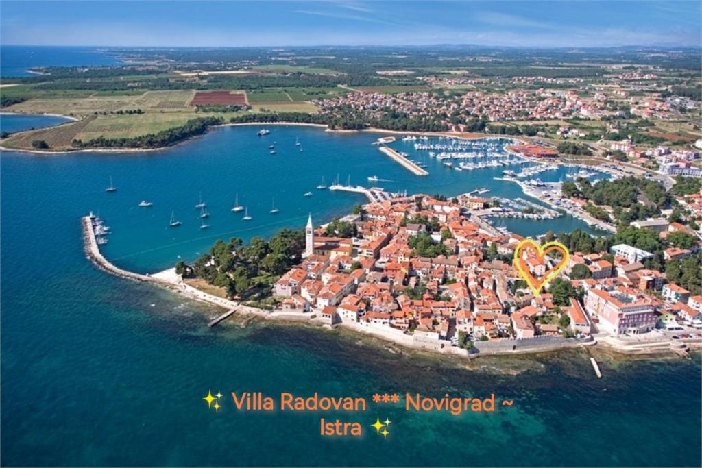 una isla en un cuerpo de agua con barcos en Villa Radovan, en Novigrad Istria