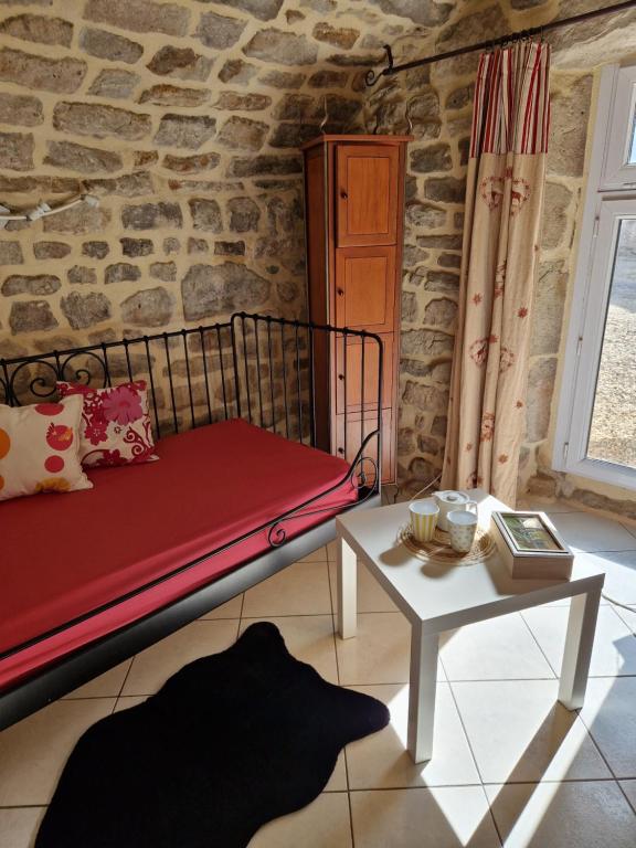 Zimmer mit einem Bett und einem Tisch in der Unterkunft L'Atelier de la Forge La forge in Martigny-le-Comte