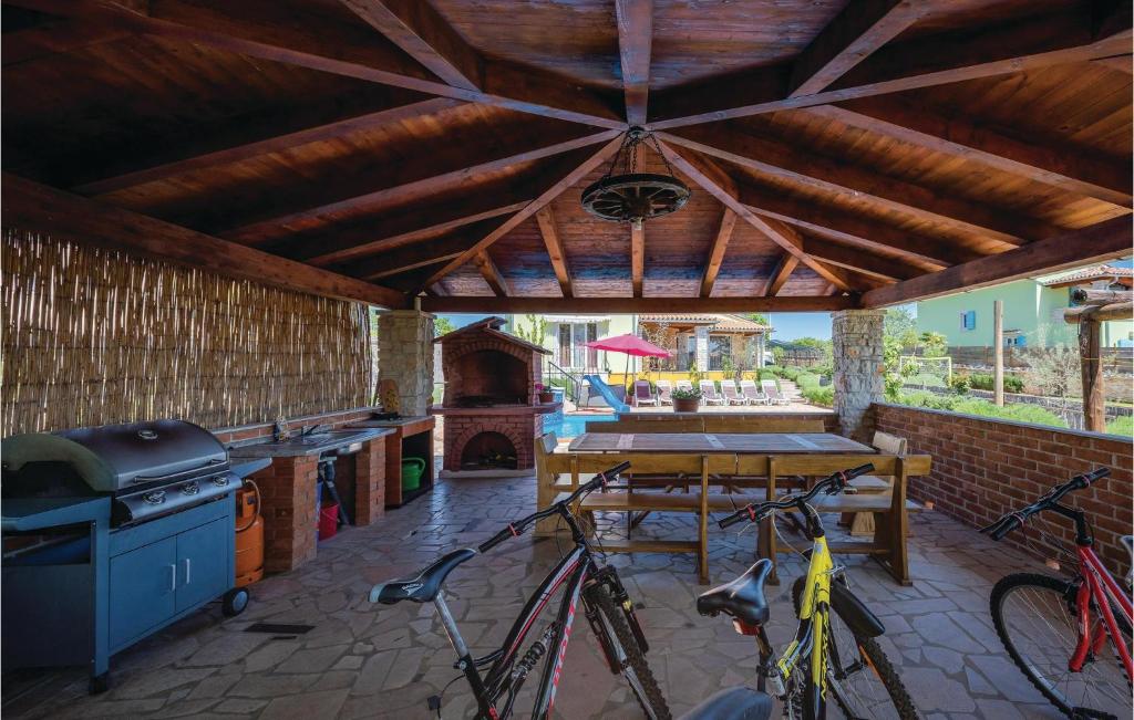 Fotografie z fotogalerie ubytování Cozy Home In Rezanci With Jacuzzi v destinaci Režanci