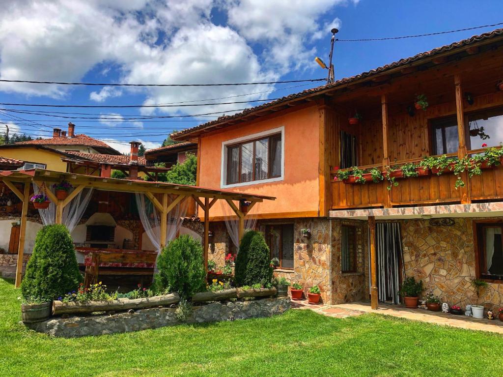 een huis met planten erop bij Златкова къща in Koprivshtitsa