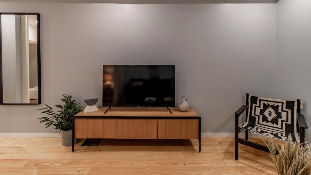 TV a/nebo společenská místnost v ubytování Belomonte 103 by LovelyStay