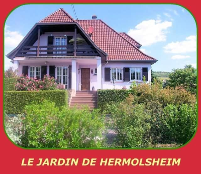 una casa bianca con tetto rosso di Gîte Le Jardin de Hermolsheim. Alsace très spacieux a Mutzig