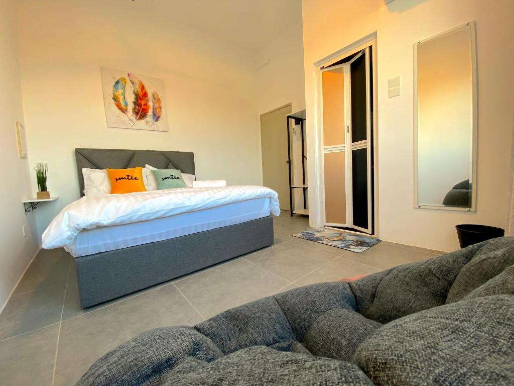 sypialnia z łóżkiem i kanapą w obiekcie Casa Le Oasis (13A) w mieście Kuah