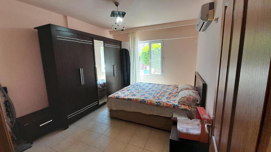 - une chambre avec un lit, une armoire et une fenêtre dans l'établissement liparis 3 Agritourism & Mediterranean Cuisine , holiday, aquapark , beach, à Erdemli