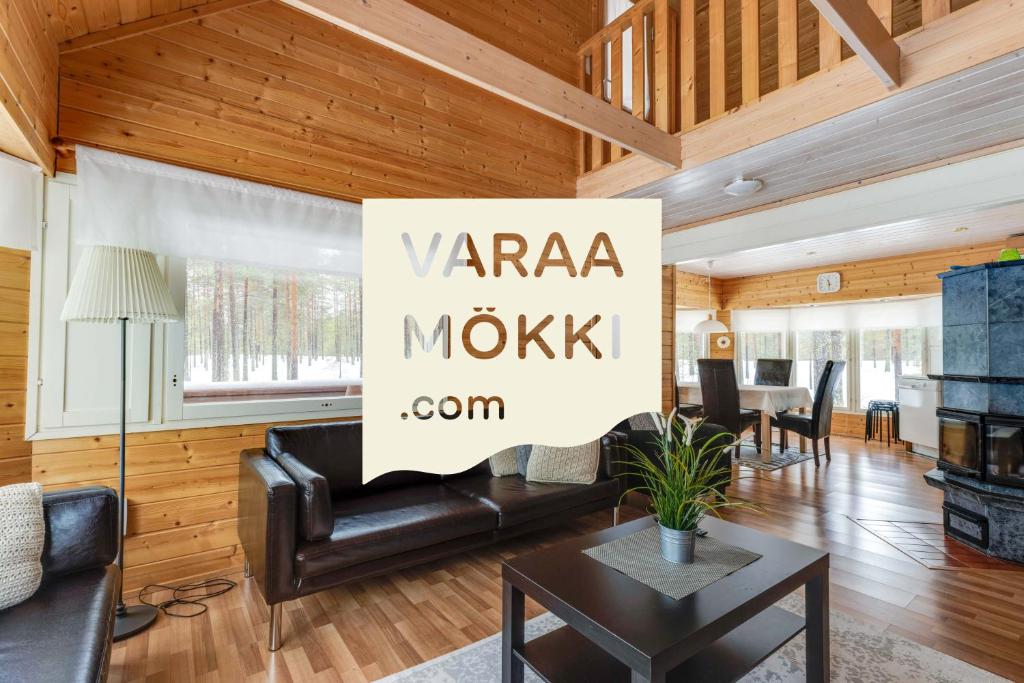- un salon avec un canapé et une table dans l'établissement Tapola, à Kalajoki