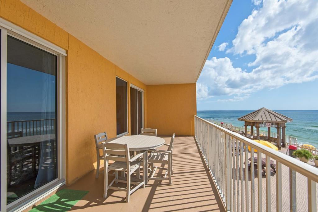 balcone con tavolo, sedie e vista sull'oceano di Treasure Island 0207 a Panama City Beach