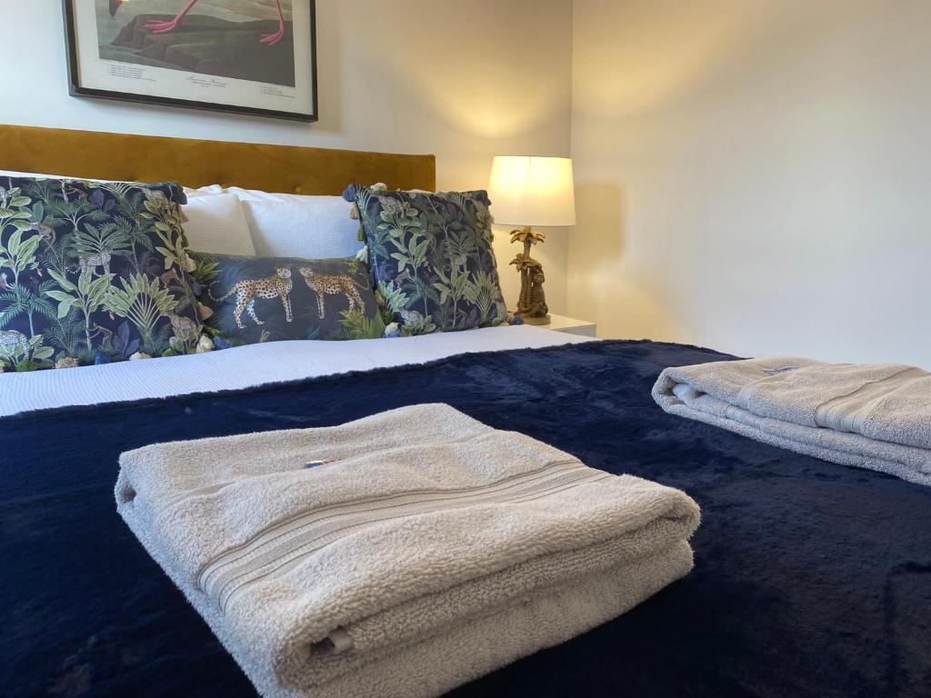 um quarto com uma cama com uma toalha em Prospect Cottage by StayStaycations em Treorky