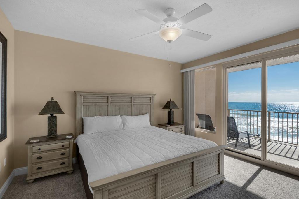 1 dormitorio con 1 cama y balcón en Treasure Island 0204, en Panama City Beach