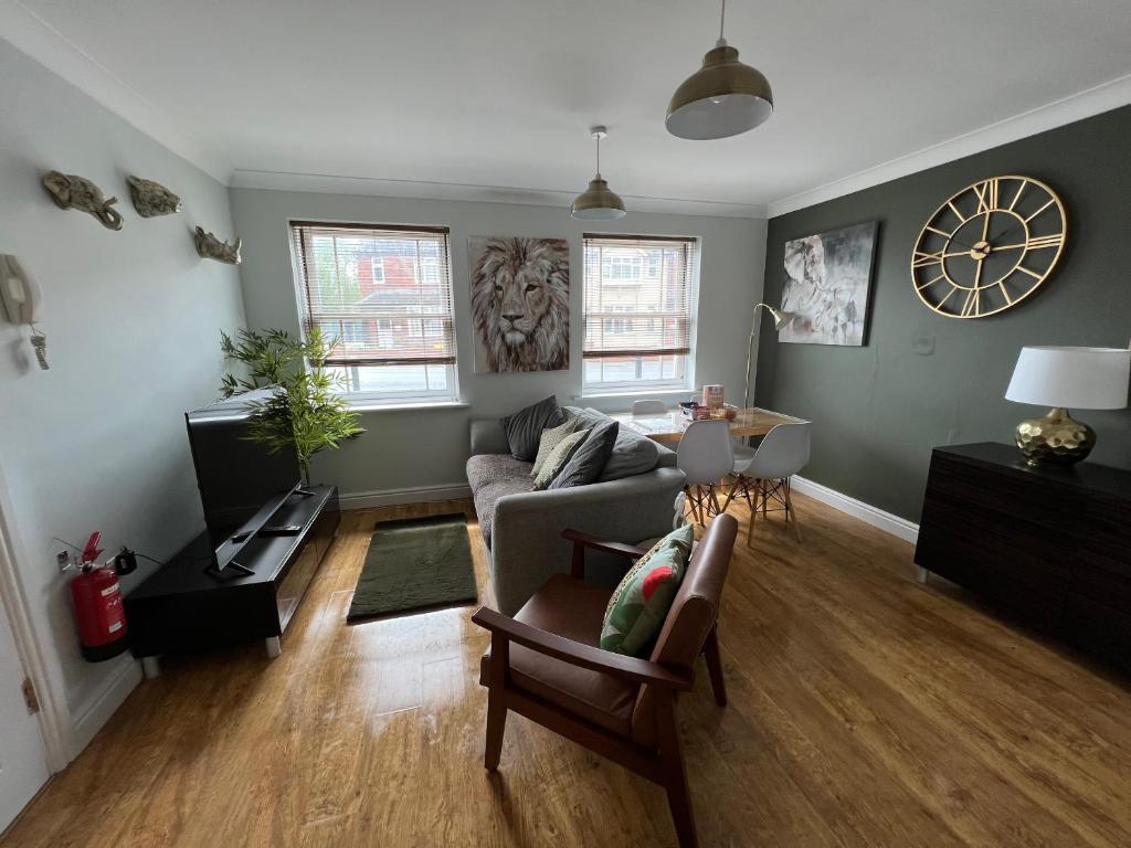 sala de estar con sofá y mesa en Ground floor apartment, central location with free parking en Hereford