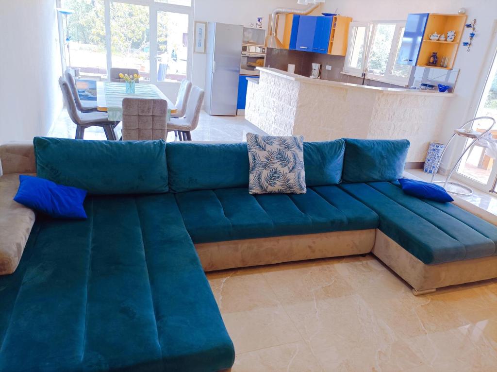 ein großes blaues Sofa im Wohnzimmer in der Unterkunft Green paradise in Marina
