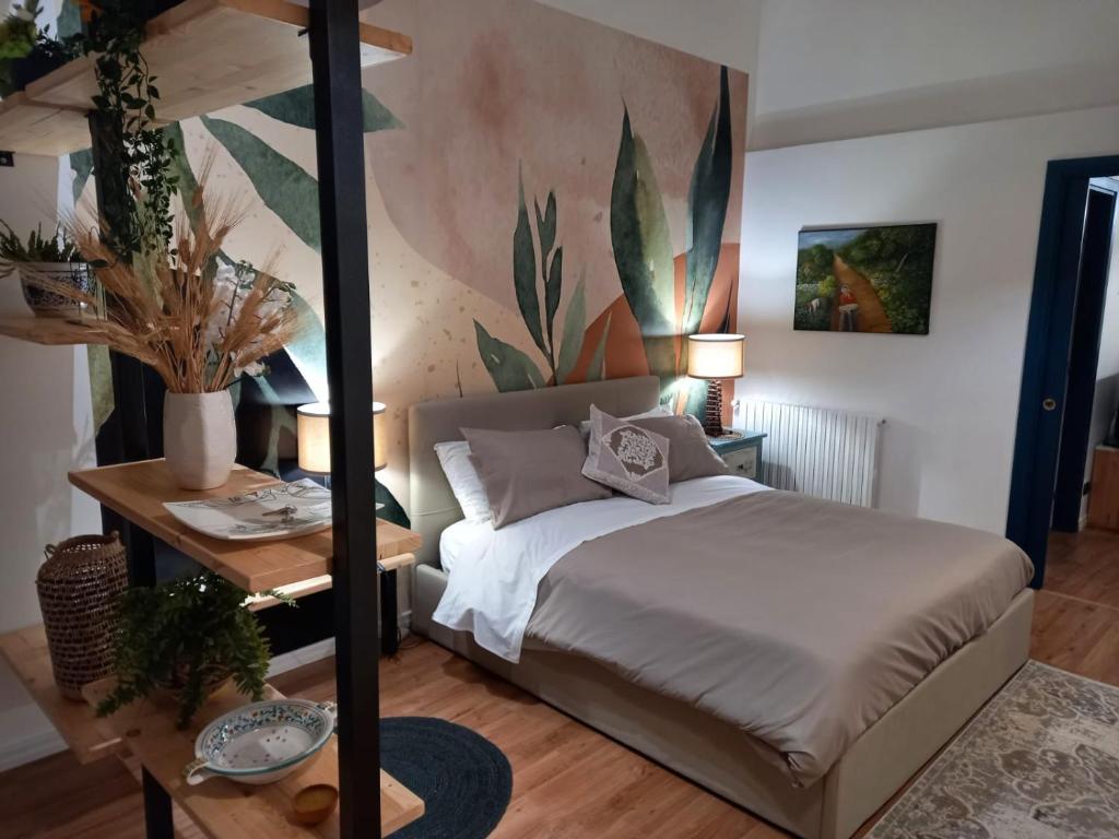 1 dormitorio con cama con dosel y mesa con mesita de noche en Loft panoramico Caltagirone centro en Caltagirone