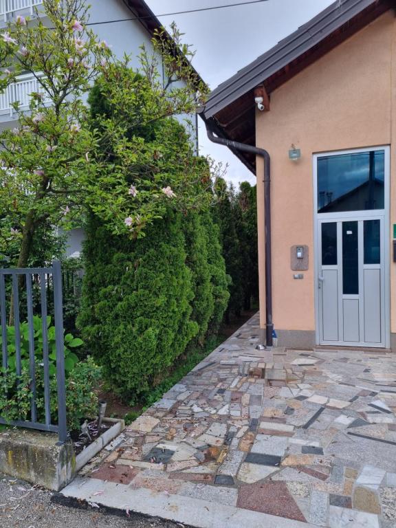 uma casa com uma passagem de pedra que leva a uma porta em Apartman- Sarajevo em Sarajevo