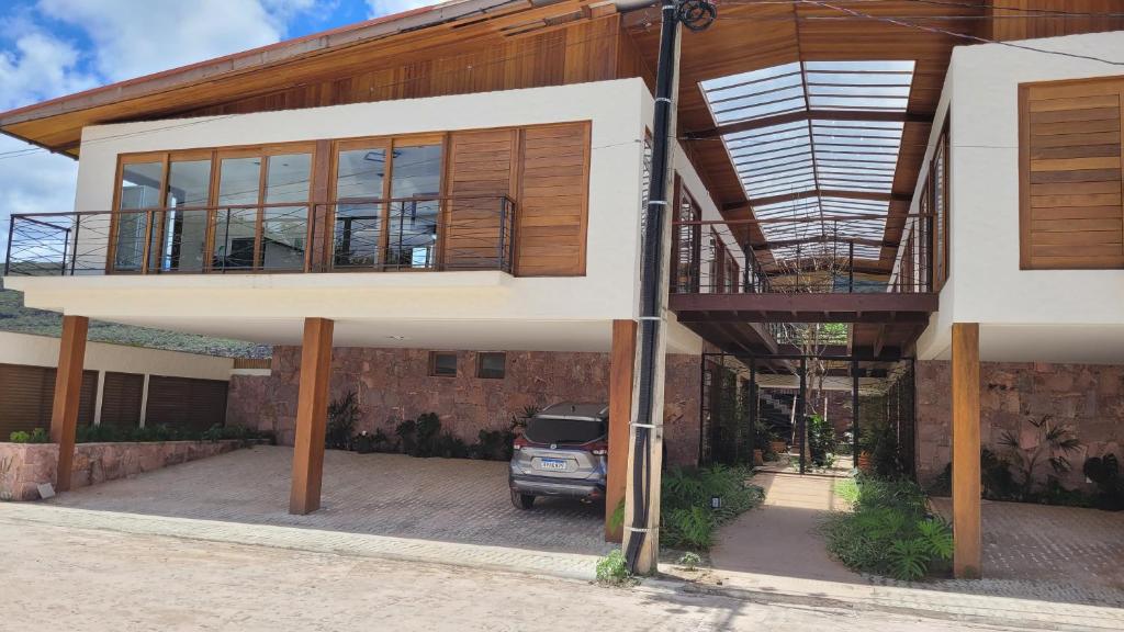 a house with a car parked in front of it at Villa Andorinha -Apto01 in Mucugê